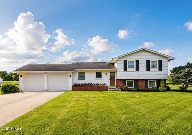 Photo 1 of Single family home for sale at 10721 Crestview Dr, Fostoria, OH 44830 | MLS# 10011341 | Listing updated on 2026-09-03