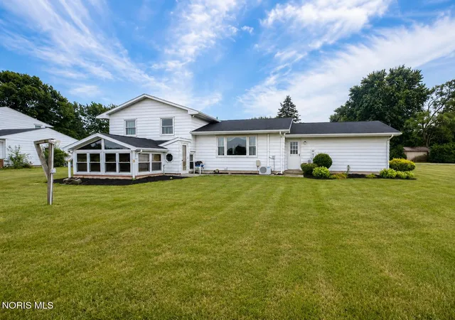 Photo 2 of Single family home for sale at 10721 Crestview Dr, Fostoria, OH 44830 | MLS# 10011341 | Listing updated on 2026-09-03