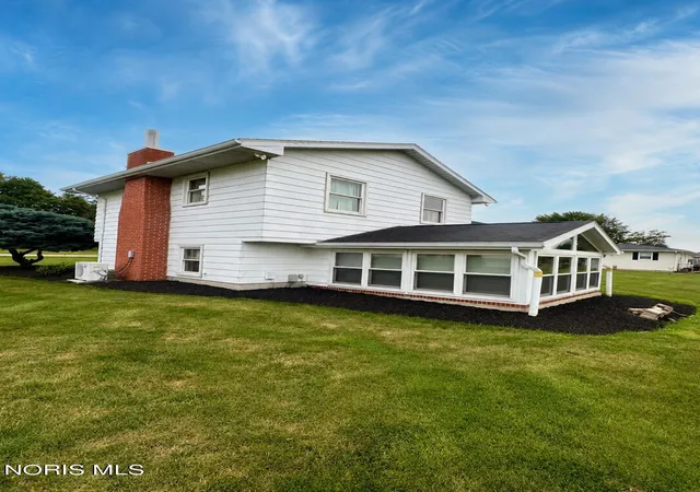 Photo 3 of Single family home for sale at 10721 Crestview Dr, Fostoria, OH 44830 | MLS# 10011341 | Listing updated on 2026-09-03