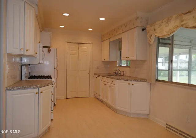 Photo 3 of Sale Pending at 732 S Harefoote St, Holland, OH 43528 | MLS# 10011362 | Listing updated on 2026-09-16