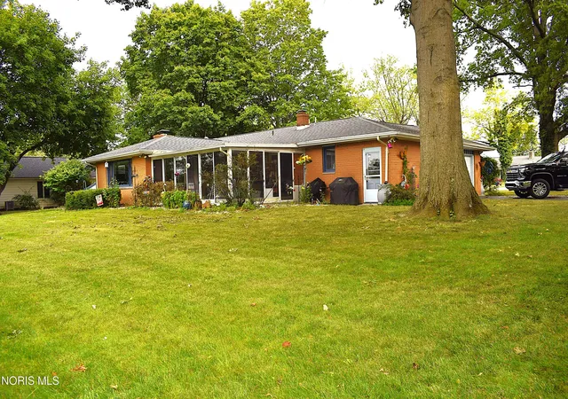 9th image of 942 Country Club Dr, Fostoria, OH 44830 | MLS# 10011364