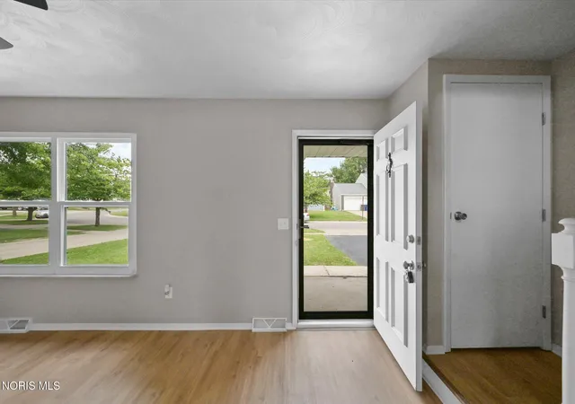 Photo 3 of Sale Pending at 277 Shoreham Ln, Toledo, OH 43612 | MLS# 10011382 | Listing updated on 2026-09-09