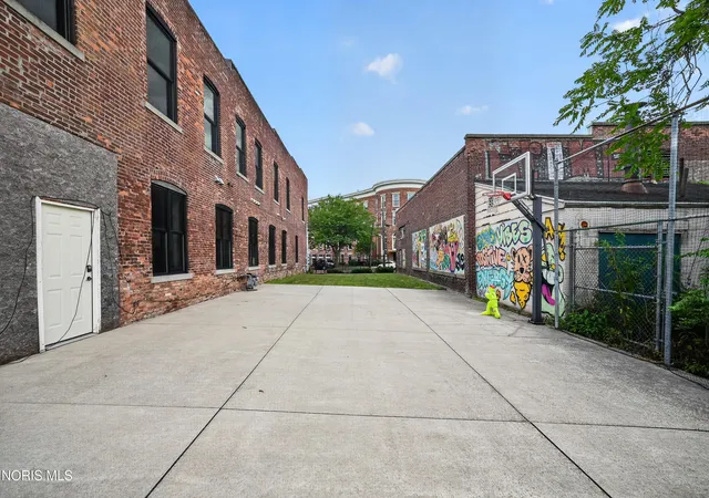 2nd image of 16 Broadway St, Toledo, OH 43604