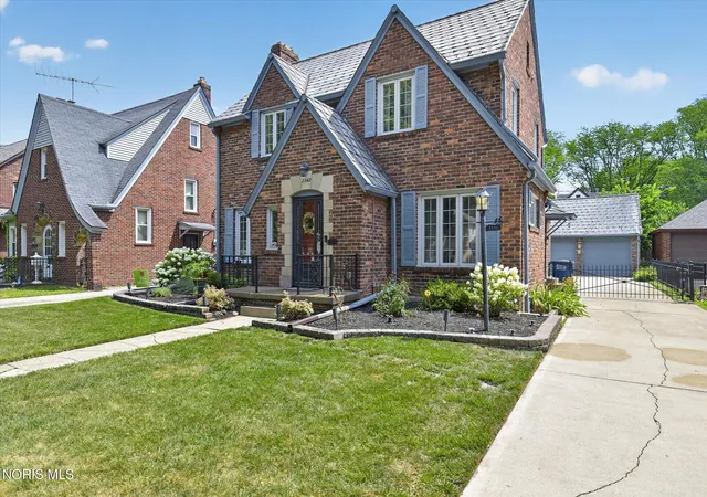3rd image of 2342 Meadowwood Dr, Toledo, OH 43606 | MLS# 10011531