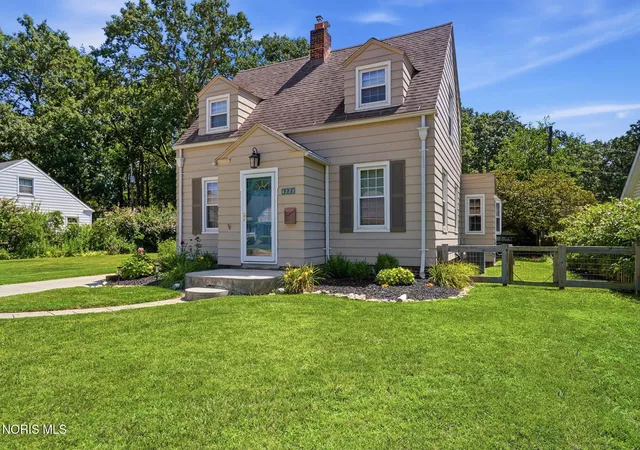 Photo 2 of Single family home for sale at 4221 Rugby Dr, Toledo, OH 43614 | MLS# 10011385 | Listing updated on 2026-09-08