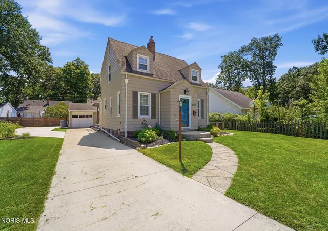 Photo 3 of Single family home for sale at 4221 Rugby Dr, Toledo, OH 43614 | MLS# 10011385 | Listing updated on 2026-09-08
