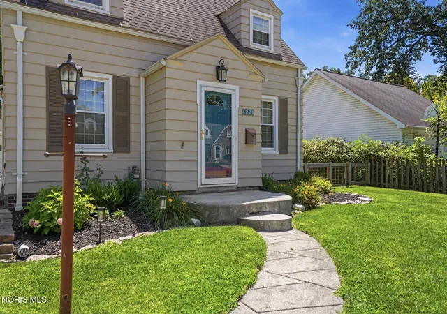 Photo 3 of Single family home for sale at 4221 Rugby Dr, Toledo, OH 43614 | MLS# 10011385 | Listing updated on 2026-09-08