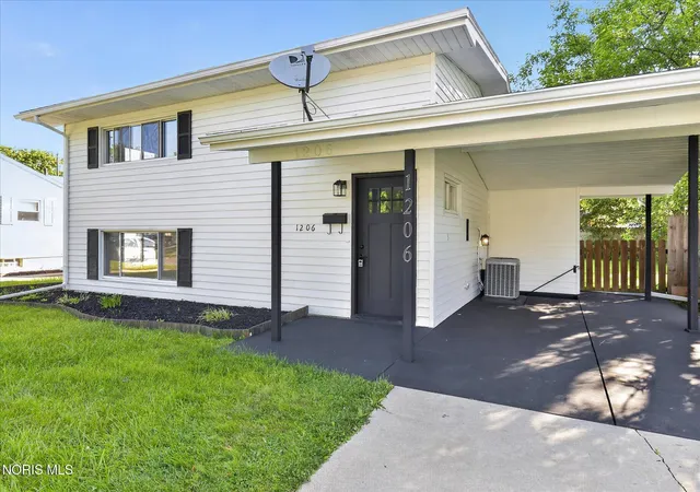 Photo 2 of Single family home for sale at 1206 Richland St, Maumee, OH 43537 | MLS# 10011389 | Listing updated on 2026-08-23