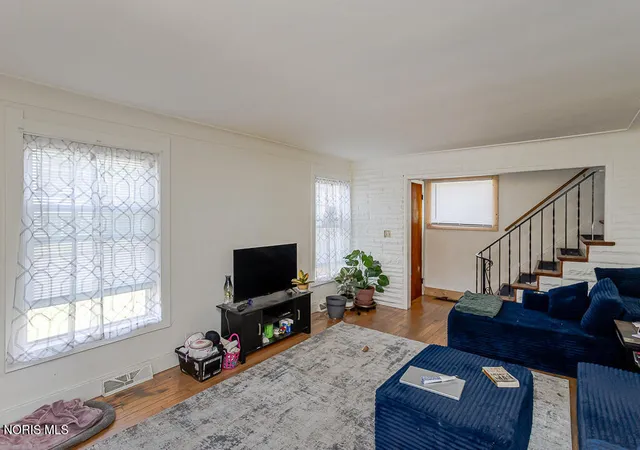 Photo 3 of Single family home for sale at 577 Dover Pl, Toledo, OH 43605 | MLS# 10011703 | Listing updated on 2026-08-17