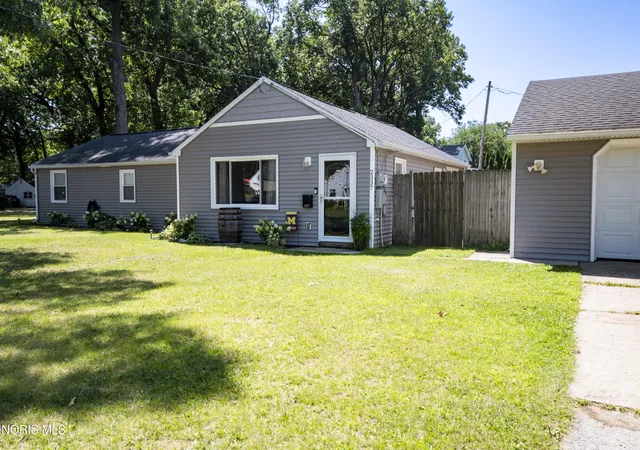Photo 1 of Sale Pending at 2337 Newport Ave, Toledo, OH 43613 | MLS# 10011551 | Listing updated on 2026-09-11