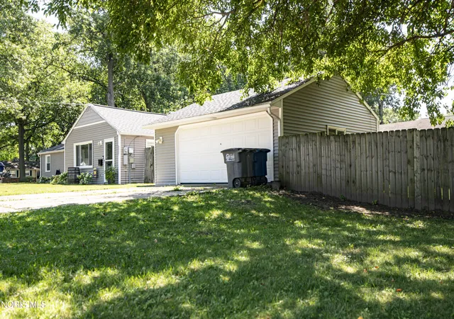 Photo 2 of Sale Pending at 2337 Newport Ave, Toledo, OH 43613 | MLS# 10011551 | Listing updated on 2026-09-11