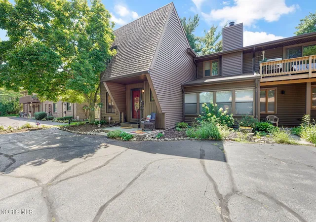 Photo 2 of Sale Pending at 6544 Kingsbridge Dr # 4, Sylvania, OH 43560 | MLS# 10011449 | Listing updated on 2026-09-11