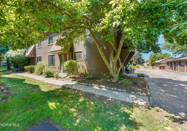 Listing Photo 2 - Condo for sale in building located at 6544 Kingsbridge Dr, Sylvania, OH 43560 - Unit # 4