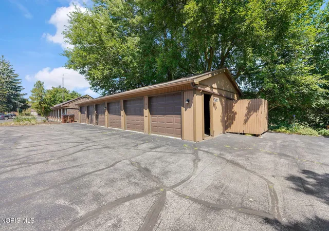 Photo 33 of Sale Pending at 6544 Kingsbridge Dr # 4, Sylvania, OH 43560 | MLS# 10011449 | Listing updated on 2026-09-11