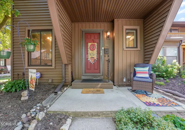 Listing Photo 3 - Condo for sale in building located at 6544 Kingsbridge Dr, Sylvania, OH 43560 - Unit # 4
