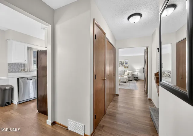 Listing Photo 5 - Condo for sale in building located at 6544 Kingsbridge Dr, Sylvania, OH 43560 - Unit # 4