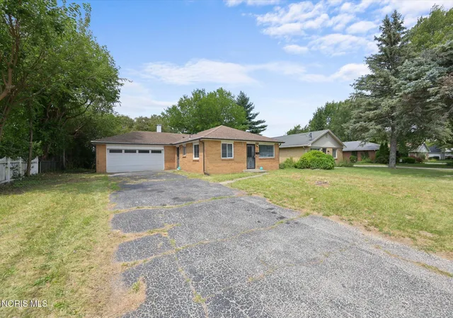 Photo 3 of Sale Pending at 29 Torrington Dr, Toledo, OH 43615 | MLS# 10011429 | Listing updated on 2026-09-16