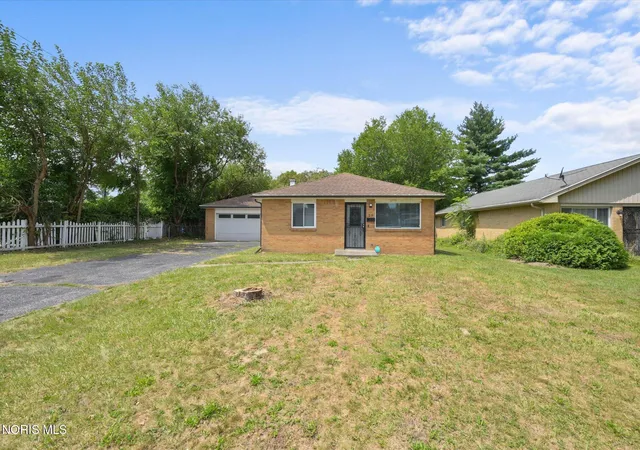 Photo 3 of Sale Pending at 29 Torrington Dr, Toledo, OH 43615 | MLS# 10011429 | Listing updated on 2026-09-16