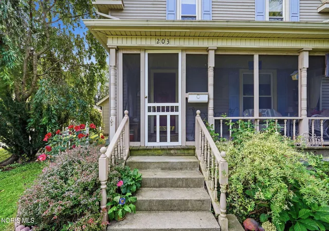 Photo 3 of Single family home for sale at 203 W Jackson St, Fostoria, OH 44830 | MLS# 10011464 | Listing updated on 2026-08-31