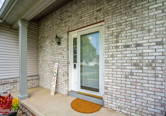Photo 3 of Single family home for sale at 1909 Hartford Ln, Holland, OH 43528 | MLS# 10011485 | Listing updated on 2026-10-11