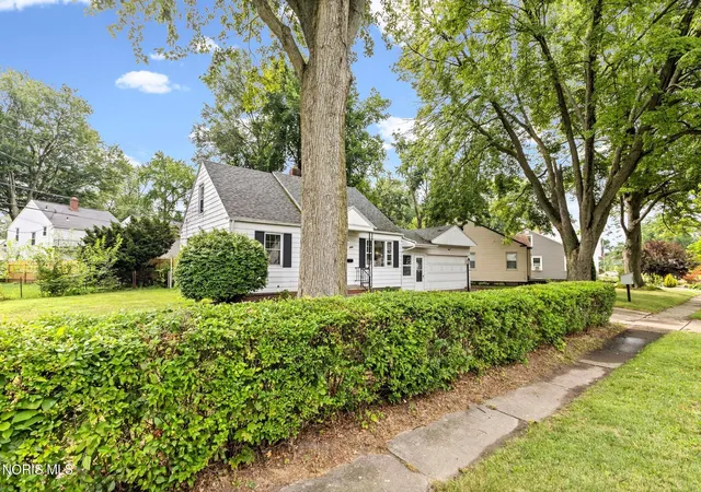 Photo 2 of Single family home for sale at 3402 Sherbrooke Rd, Toledo, OH 43606 | MLS# 10011529 | Listing updated on 2026-09-12