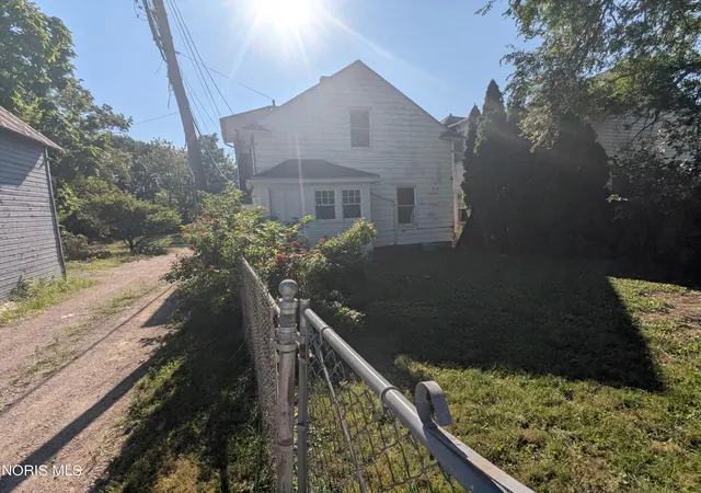 Photo 4 of Single family home for sale at 668 Bowman St, Toledo, OH 43609 | MLS# 10011585 | Listing updated on 2026-10-08