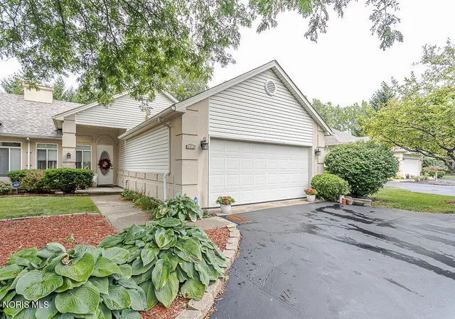 Photo 1 of Sale Pending at 917 Hilltop Ln, Toledo, OH 43615 | MLS# 10011550 | Listing updated on 2026-08-27