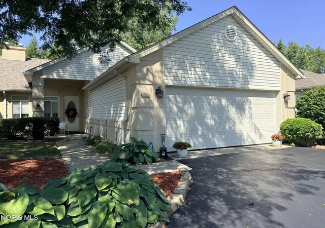 Photo 2 of Sale Pending at 917 Hilltop Ln, Toledo, OH 43615 | MLS# 10011550 | Listing updated on 2026-08-27