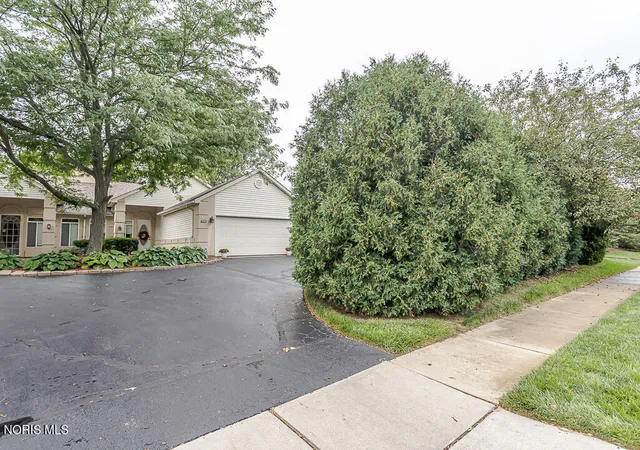 Listing Photo 4 - Condo for sale in building located at 917 Hilltop Ln, Toledo, OH 43615