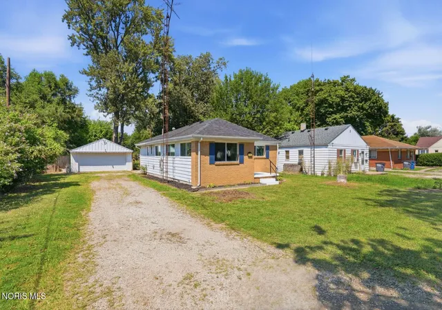 Photo 3 of Single family home for sale at 2560 Koehler Ave, Toledo, OH 43613 | MLS# 10011634 | Listing updated on 2026-09-14