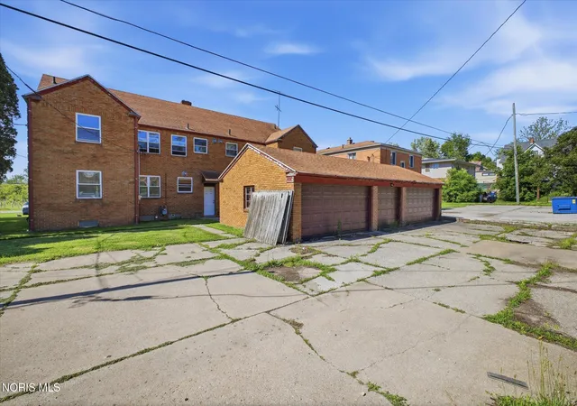 Photo 4 of Sale Pending at 1384 N Cove Blvd, Toledo, OH 43606 | MLS# 10012004 | Listing updated on 2026-09-27