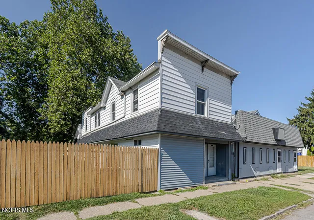 Listing Photo 3 - Condo for sale in building located at 654 W Sylvania Ave, Toledo, OH 43612