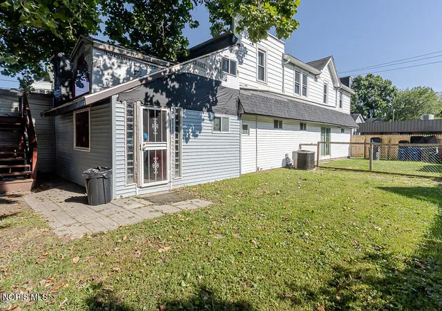 Listing Photo 4 - Condo for sale in building located at 654 W Sylvania Ave, Toledo, OH 43612