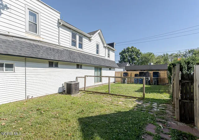 Listing Photo 5 - Condo for sale in building located at 654 W Sylvania Ave, Toledo, OH 43612