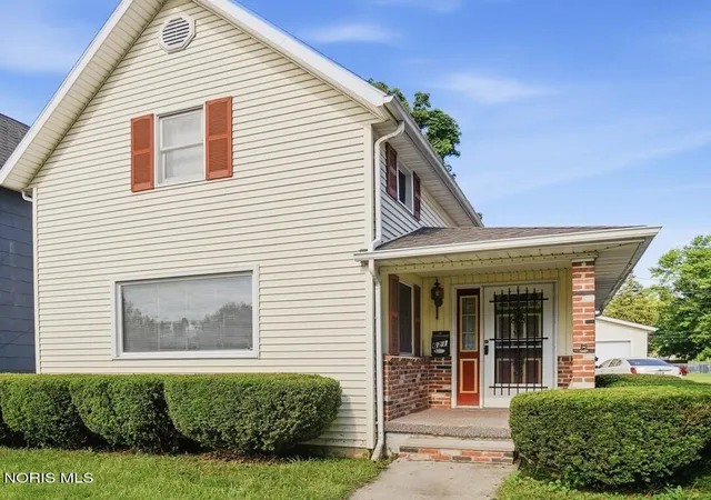 Photo 1 of Single family home for sale at 621 S Wood St, Fostoria, OH 44830 | MLS# 10011992 | Listing updated on 2026-08-21