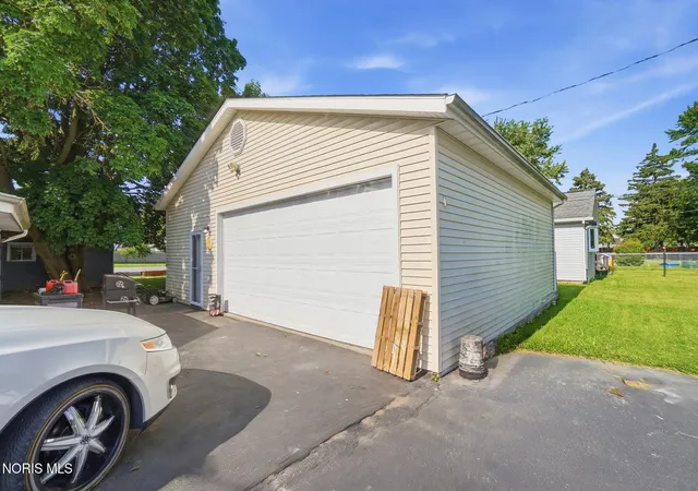 Photo 2 of Single family home for sale at 621 S Wood St, Fostoria, OH 44830 | MLS# 10011992 | Listing updated on 2026-08-21