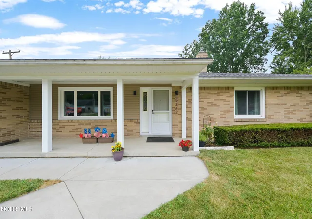 Photo 4 of Sale Pending at 5362 Darlene Dr, Toledo, OH 43615 | MLS# 10011663 | Listing updated on 2026-09-23