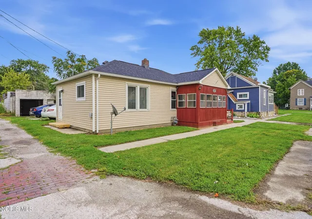 Photo 3 of Single family home for sale at 516 Maple St, Fostoria, OH 44830 | MLS# 10011694 | Listing updated on 2026-08-12