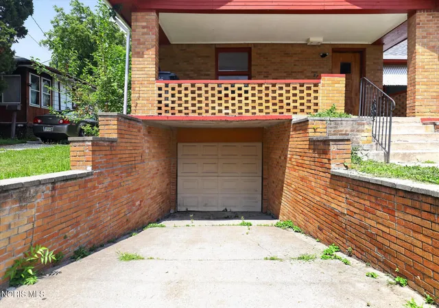 Photo 4 of Single family home for sale at 735 Russell St, Toledo, OH 43608 | MLS# 10011702 | Listing updated on 2026-10-06