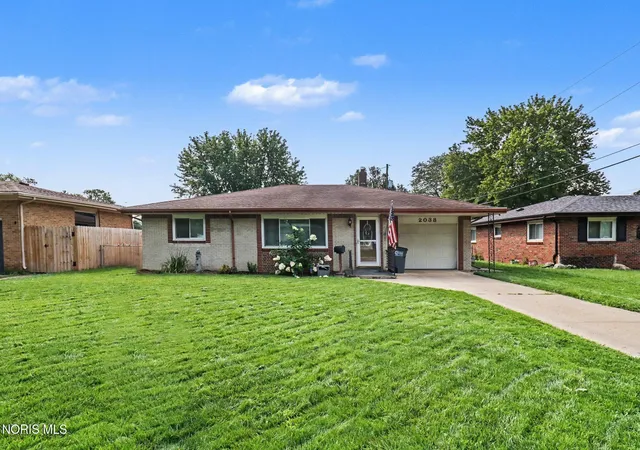 Photo 3 of Single family home for sale at 2038 Greenwich Ln, Toledo, OH 43611 | MLS# 10011719 | Listing updated on 2026-09-21