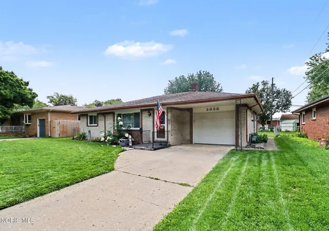 Photo 4 of Single family home for sale at 2038 Greenwich Ln, Toledo, OH 43611 | MLS# 10011719 | Listing updated on 2026-10-05