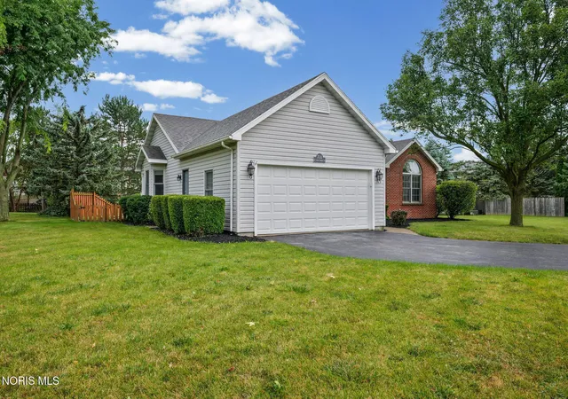 Photo 3 of Sale Pending at 700 Hunters Crk Dr, Findlay, OH 45840 | MLS# 10011784 | Listing updated on 2026-09-02