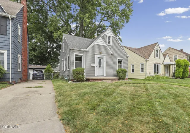 Photo 2 of Sale Pending at 2424 Beaufort Ave, Toledo, OH 43613 | MLS# 10011768 | Listing updated on 2026-09-11