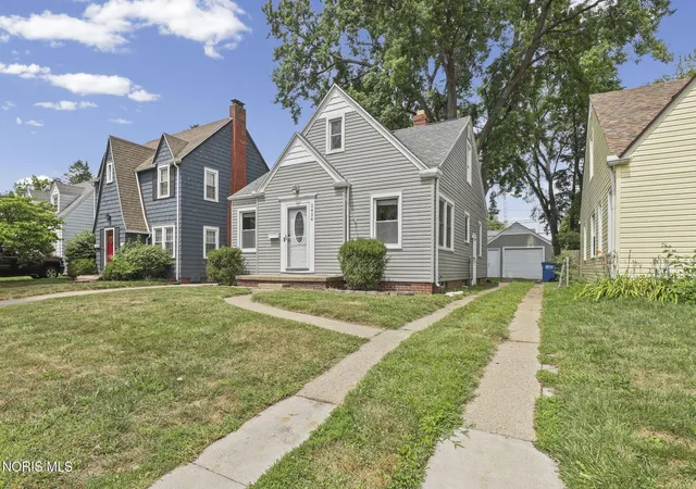 Photo 2 of Sale Pending at 2424 Beaufort Ave, Toledo, OH 43613 | MLS# 10011768 | Listing updated on 2026-09-11