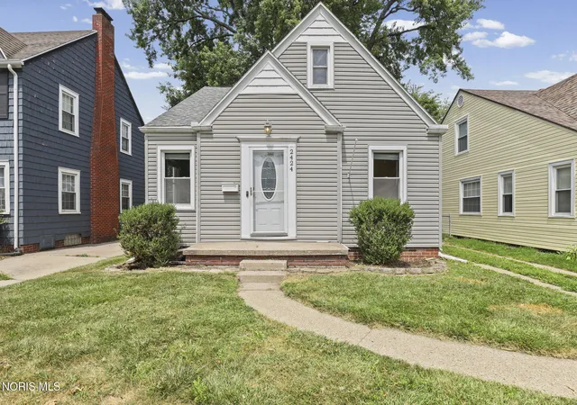 Photo 3 of Sale Pending at 2424 Beaufort Ave, Toledo, OH 43613 | MLS# 10011768 | Listing updated on 2026-09-11