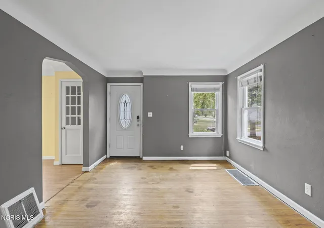 Photo 4 of Sale Pending at 2424 Beaufort Ave, Toledo, OH 43613 | MLS# 10011768 | Listing updated on 2026-09-11