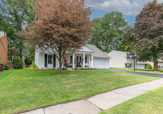 Photo 3 of Sale Pending at 6132 W Pembridge Dr, Toledo, OH 43615 | MLS# 10011782 | Listing updated on 2026-09-18