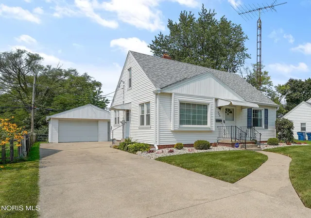 Photo 2 of Single family home for sale at 586 Sylvandale Ave, Oregon, OH 43616 | MLS# 10011826 | Listing updated on 2026-09-12