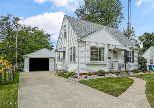 Photo 3 of Single family home for sale at 586 Sylvandale Ave, Oregon, OH 43616 | MLS# 10011826 | Listing updated on 2026-09-12