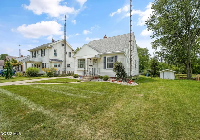 Photo 3 of Single family home for sale at 586 Sylvandale Ave, Oregon, OH 43616 | MLS# 10011826 | Listing updated on 2026-09-12
